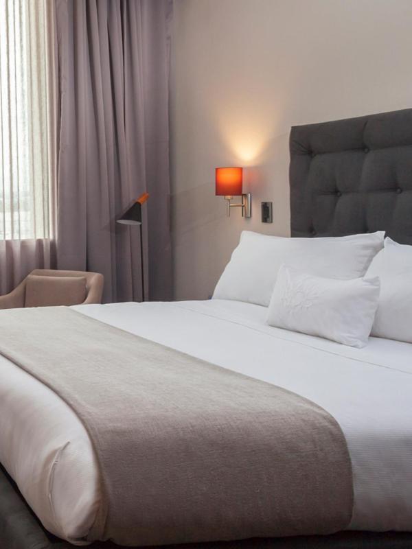 Mds Hotel Chillán Exterior photo A bed with a throw